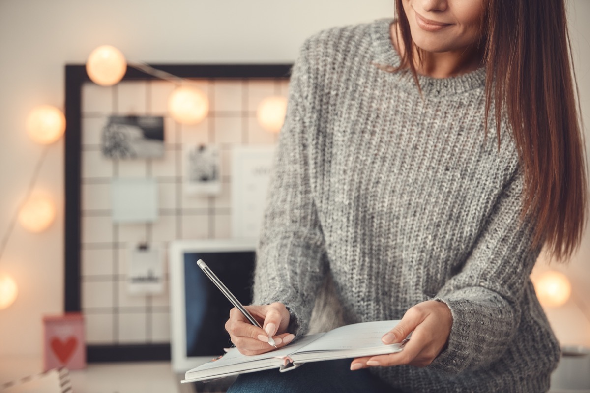 woman wearing sweater, smart person habits