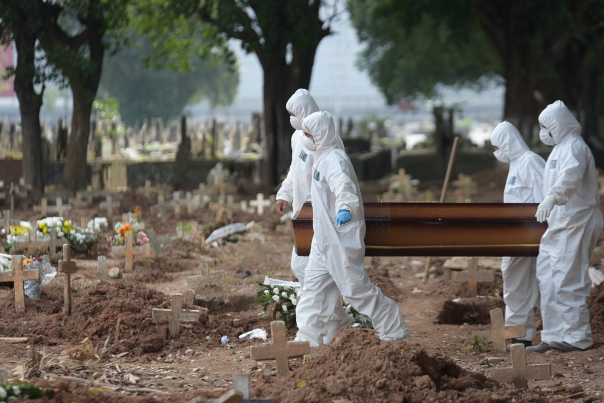 funeral of victim of the covid-19, new coronavirus, in the cashew cemetery in rio de janeiro with the gravediggers wearing clothes against contamination