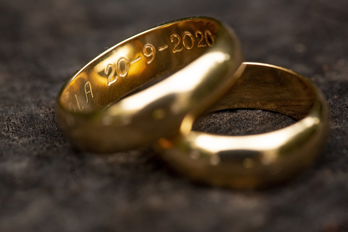 gold wedding rings with detail of the dates engraved in the ring