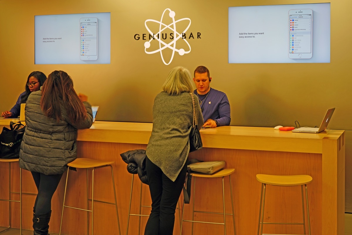 Apple store genius bar