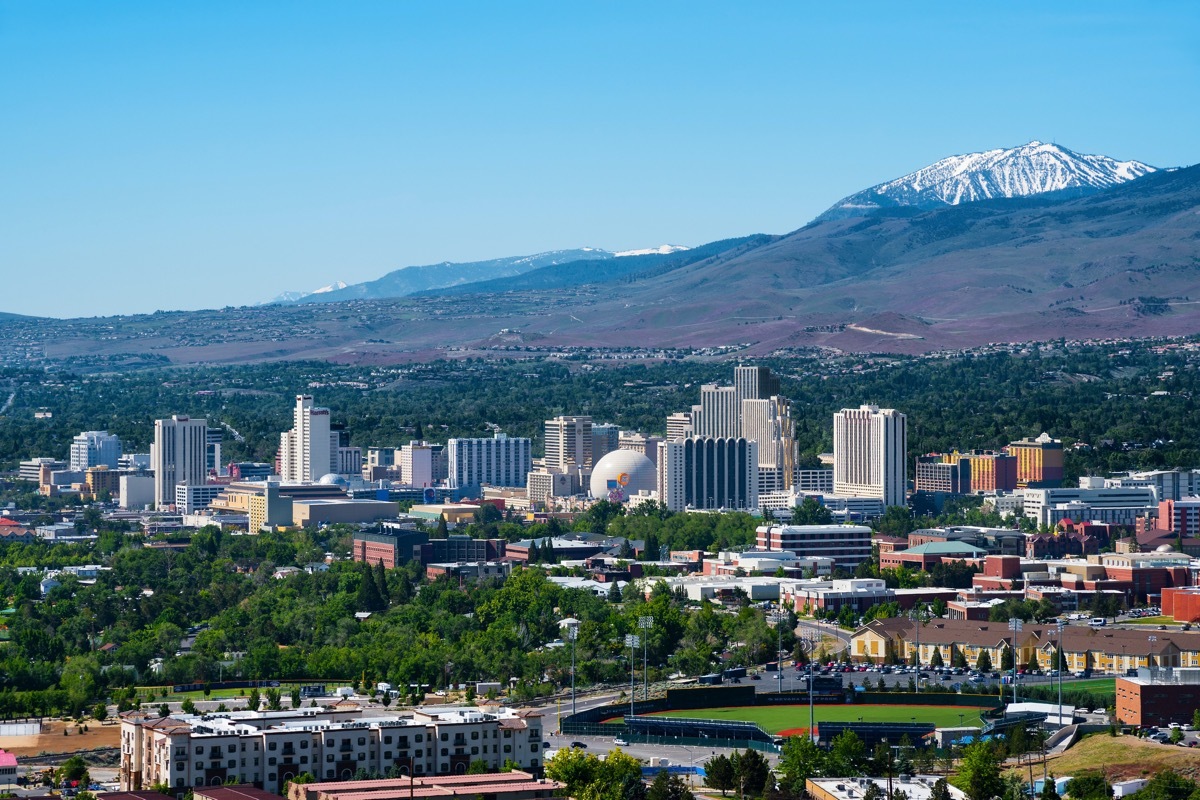 cityscape photo of mountains and skyline in Reno, Nevado