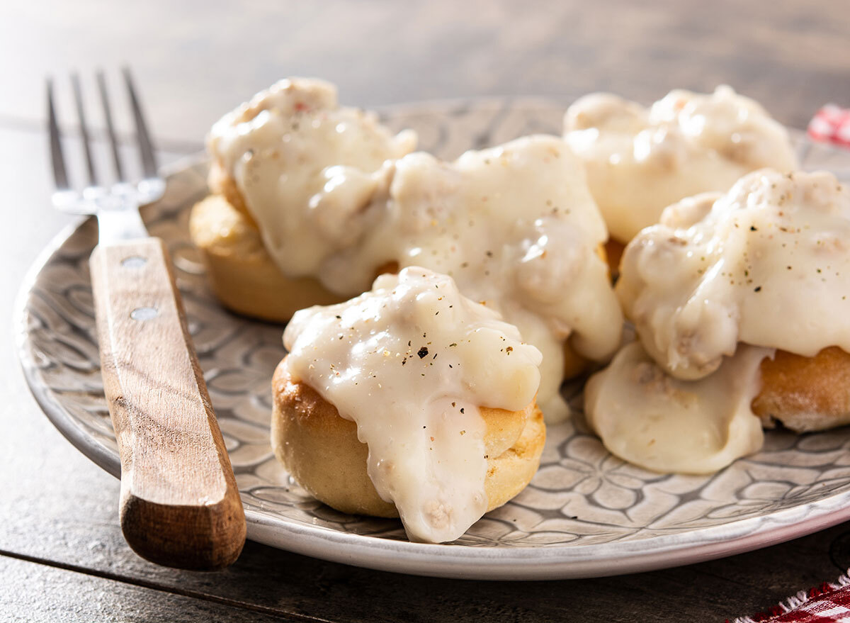 mini biscuits gravy