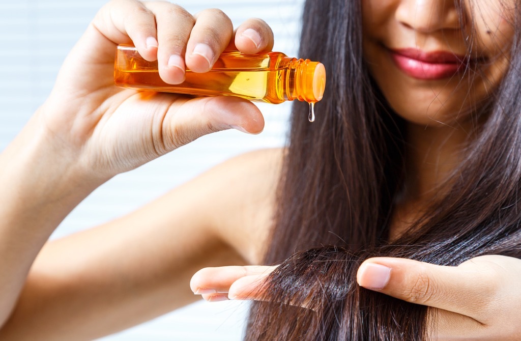 woman using hair oil