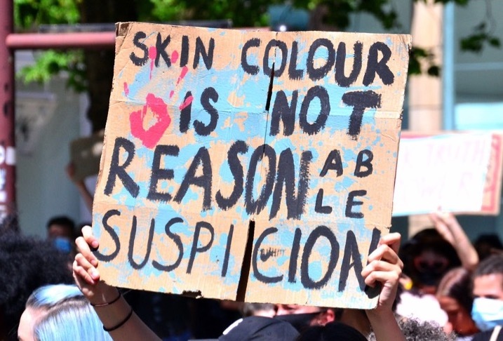 2BWCAW0 A Black Lives Matter protest attracted several hundred protesters in central Manchester, England, United Kingdom on 31st May, 2020, in solidarity with the protesters in America regarding the death of George Floyd. Floyd, an African-American man, died in Minneapolis, Minnesota, United States, on May 25, 2020, while being arrested by 4 police officers after a shop assistant alleged he tried to pay with a counterfeit $20 bill.