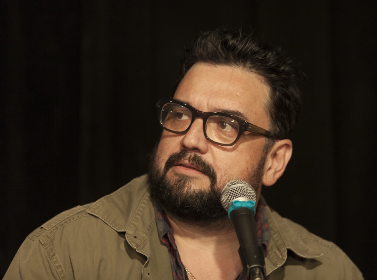 horatio sanz performing at a mic