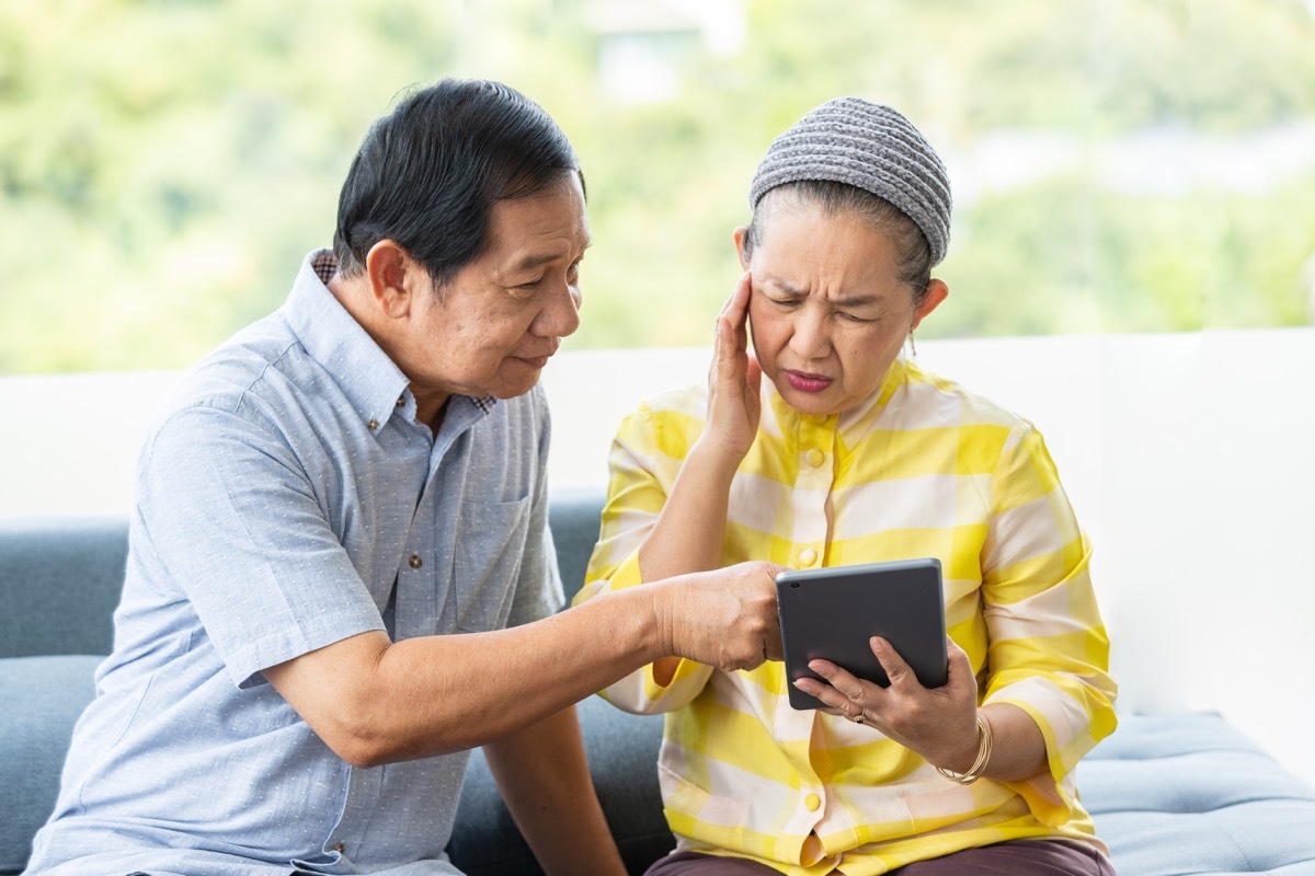 Older woman confused about ipad