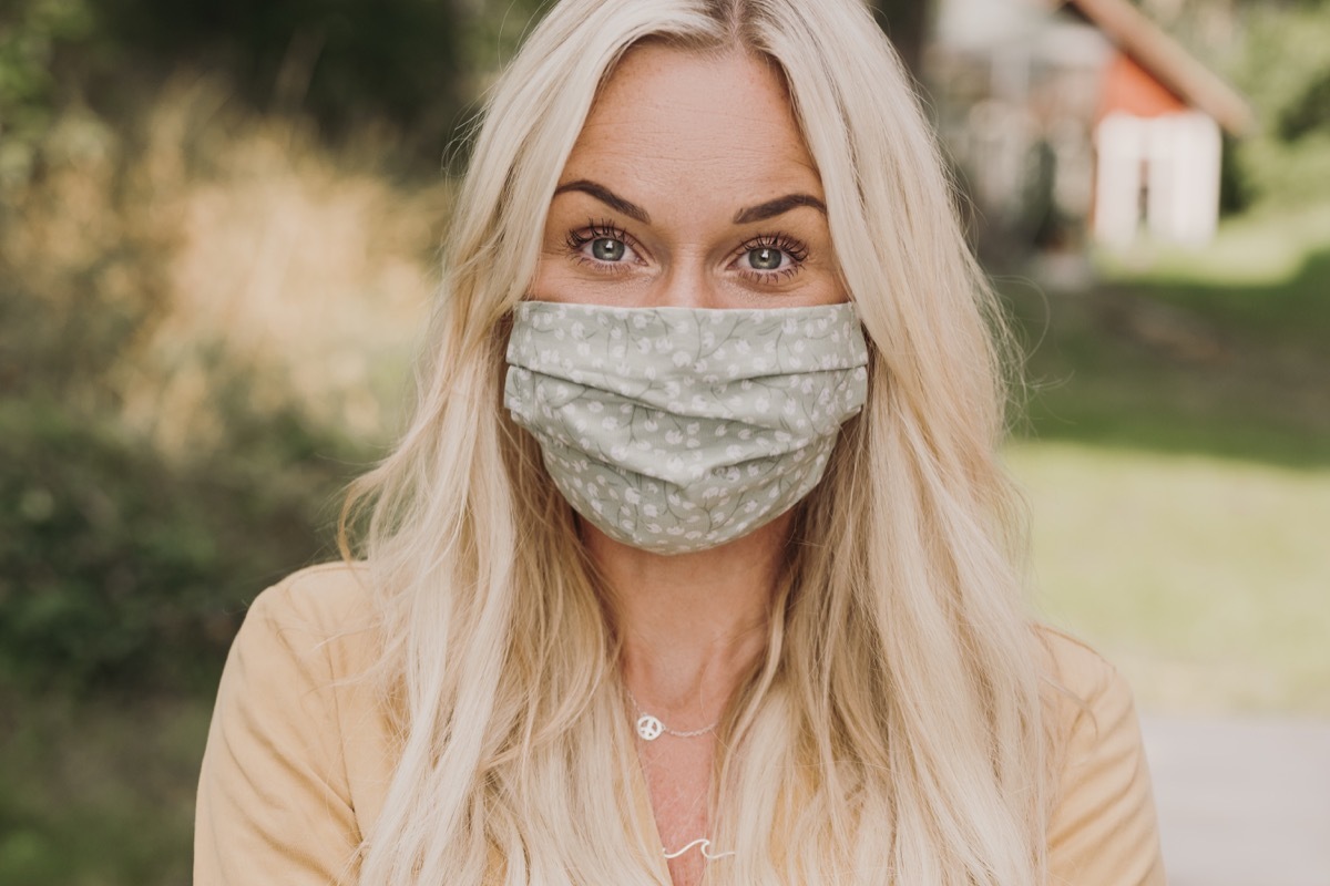 Woman wearing a protective cloth mask.