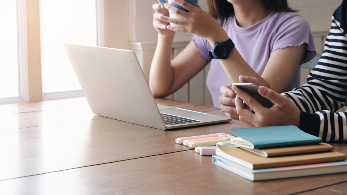 Man and woman on phones not listening to one another