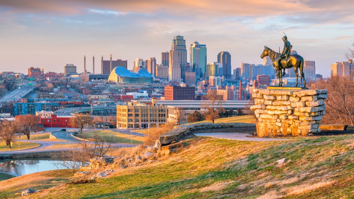 the scout statue overlooking kansas city missouri