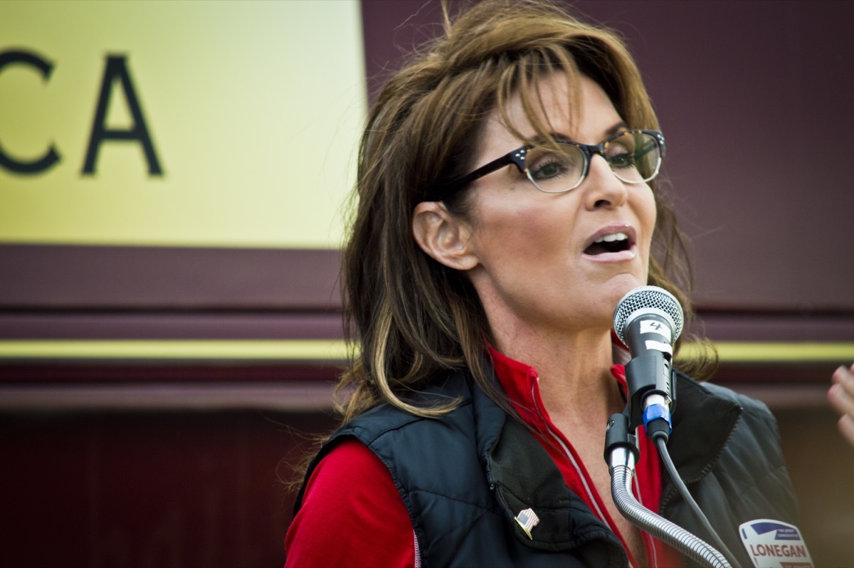 sarah palin speaking at microphone