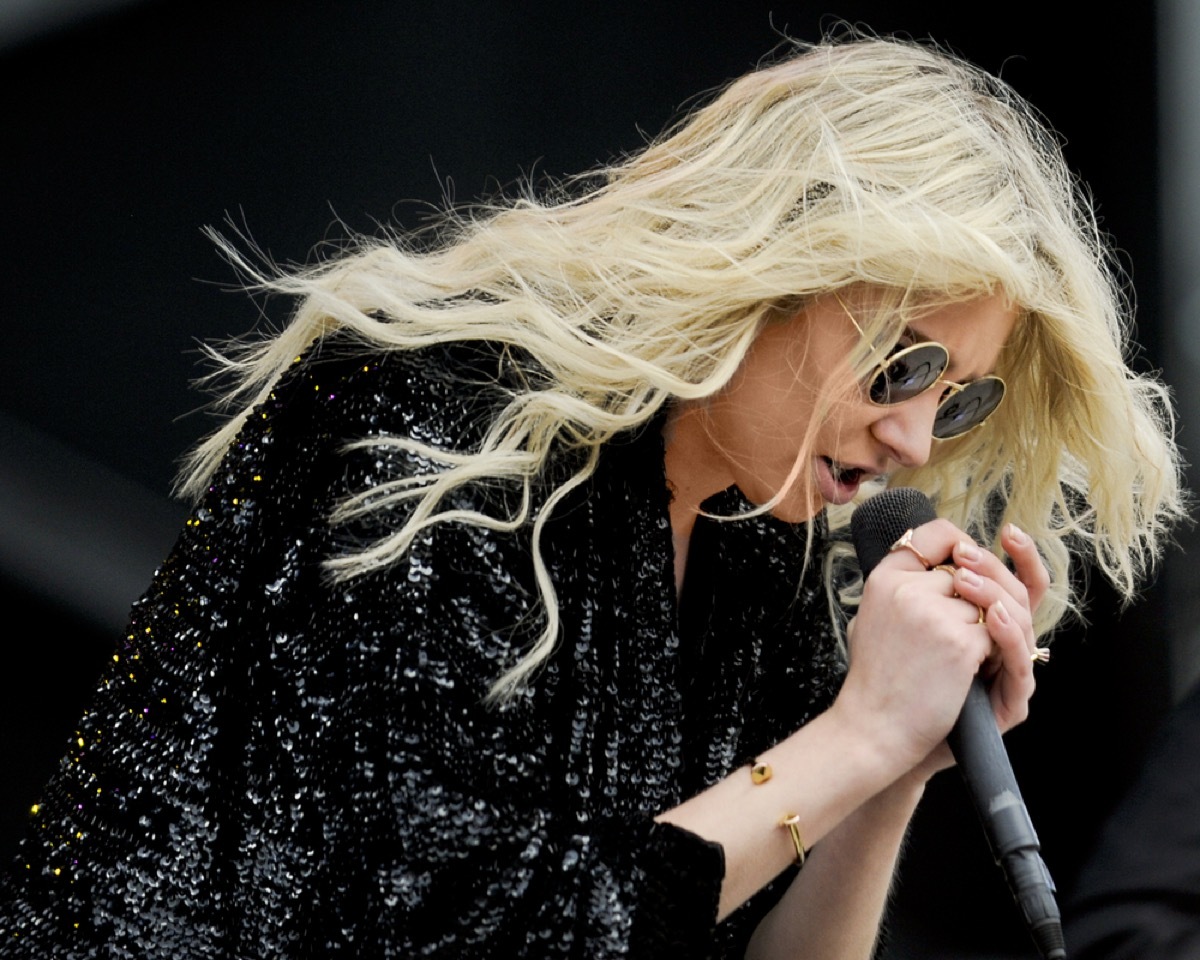 taylor momsen performing