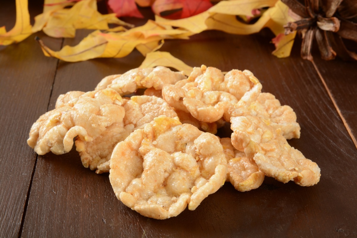 rice crisps on wooden table