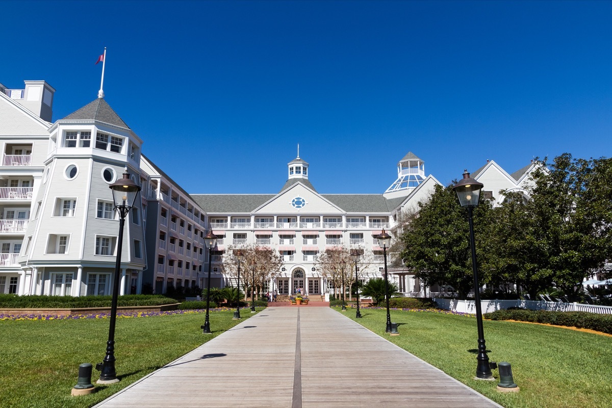 the front entrance to the disney's yacht club resort florida