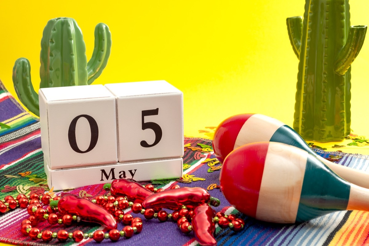 cinco de mayo sign calendar and props