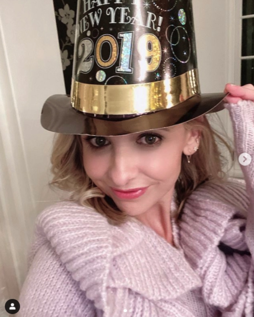 Sarah Michelle Gellar in New Year's Eve hat