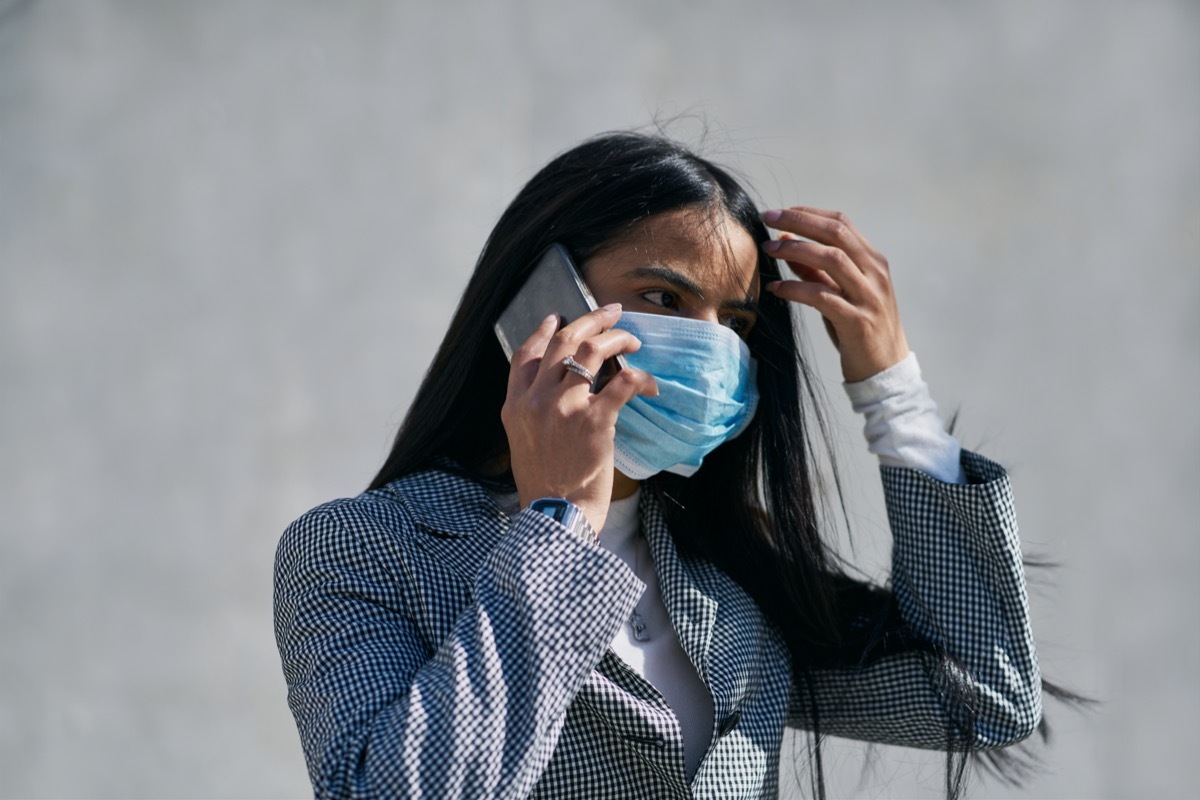 mask to avoid contagion walking down the street